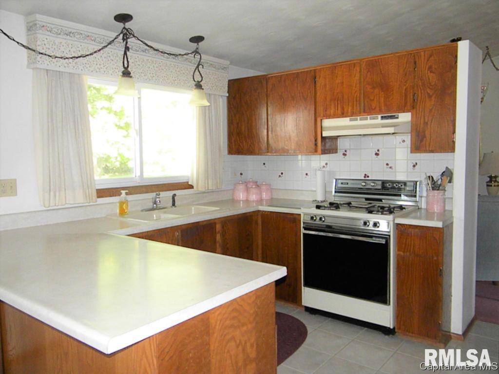 1751 Sandusky Road Jacksonville, IL 62650 - Photo 9 of 21