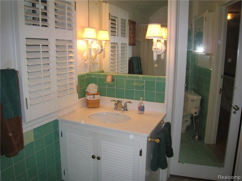 1112 Harvard Road Grosse Pointe, MI 48230 - Photo 22 of 28 Hall Bath