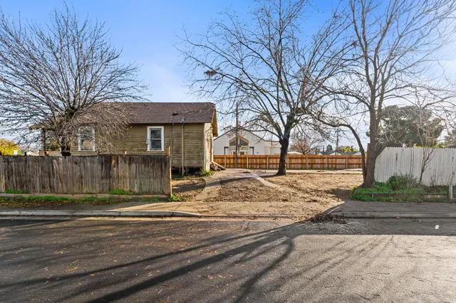 $249,000 | 208 Bullard Avenue, Clovis, CA 93612