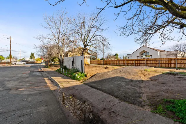 $249,000 | 208 Bullard Avenue, Clovis, CA 93612