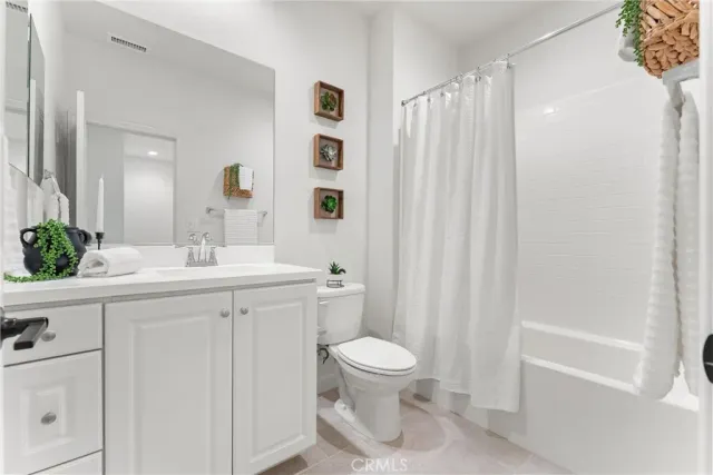 a wooden bench sitting in roof yard