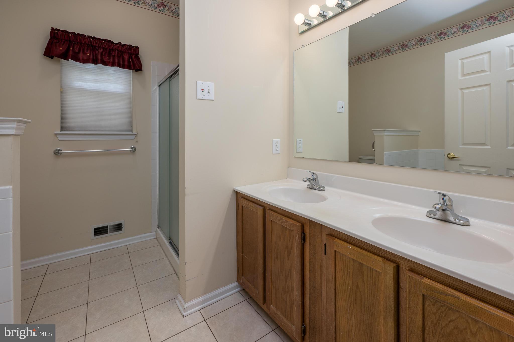 2 Ashley Drive Delran, NJ 08075 - Photo 17 of 25 En Suite bath
