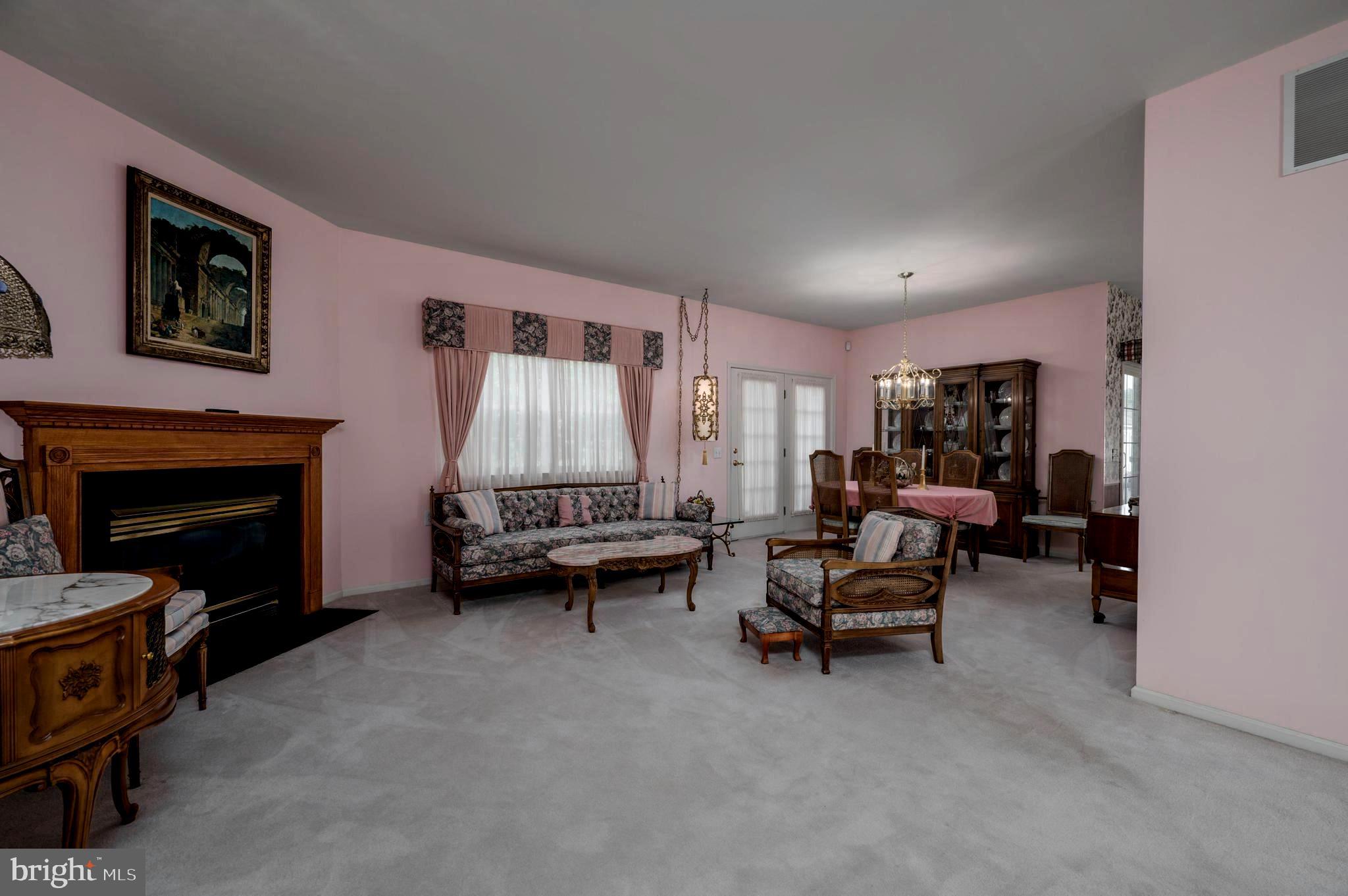2 Ashley Drive Delran, NJ 08075 - Photo 5 of 25 Livingroom