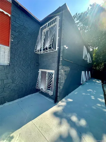 $879,000 | 3145 Mickle Avenue | Baychester