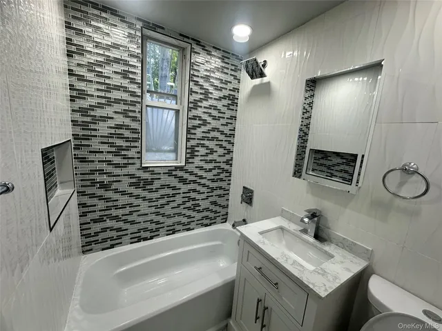 $879,000 | 3145 Mickle Avenue | Baychester