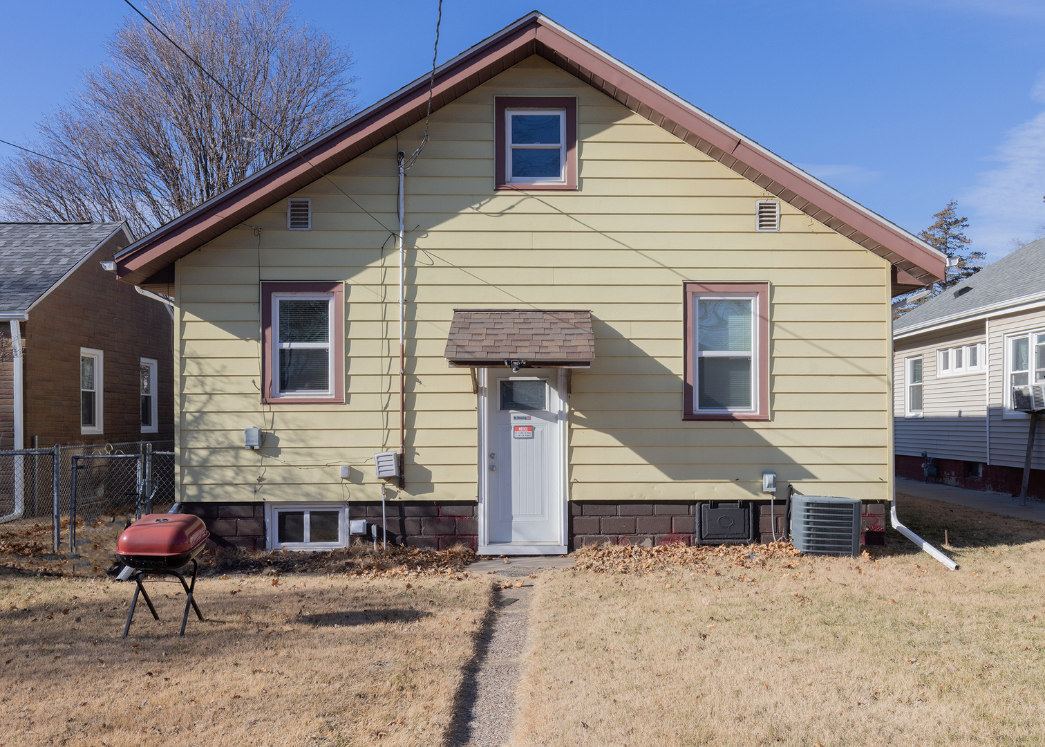 1717 6th Street Rock Island, IL 61201 - Photo 4 of 25 a front view of a house with garden