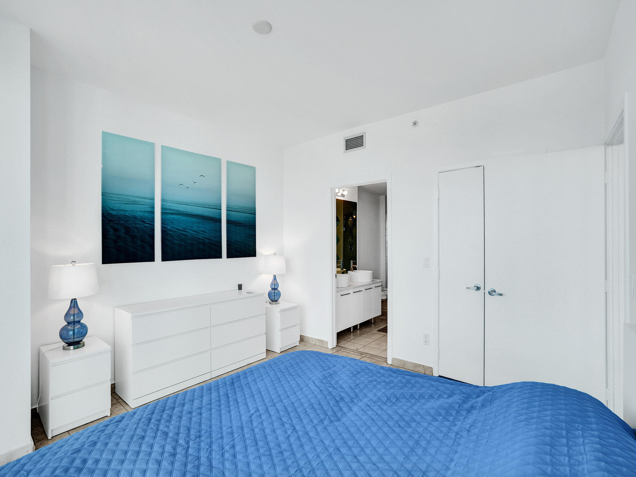 888 Biscayne Boulevard, Unit 811 Miami, FL 33132 - Photo 17 of 48 a view of an empty room with wooden floor and a window