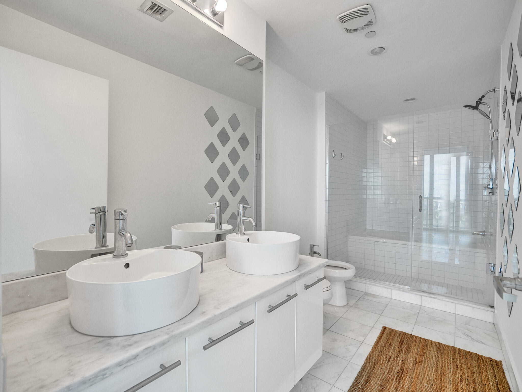 888 Biscayne Boulevard, Unit 811 Miami, FL 33132 - Photo 18 of 48 a bathroom with a bathtub and a sink