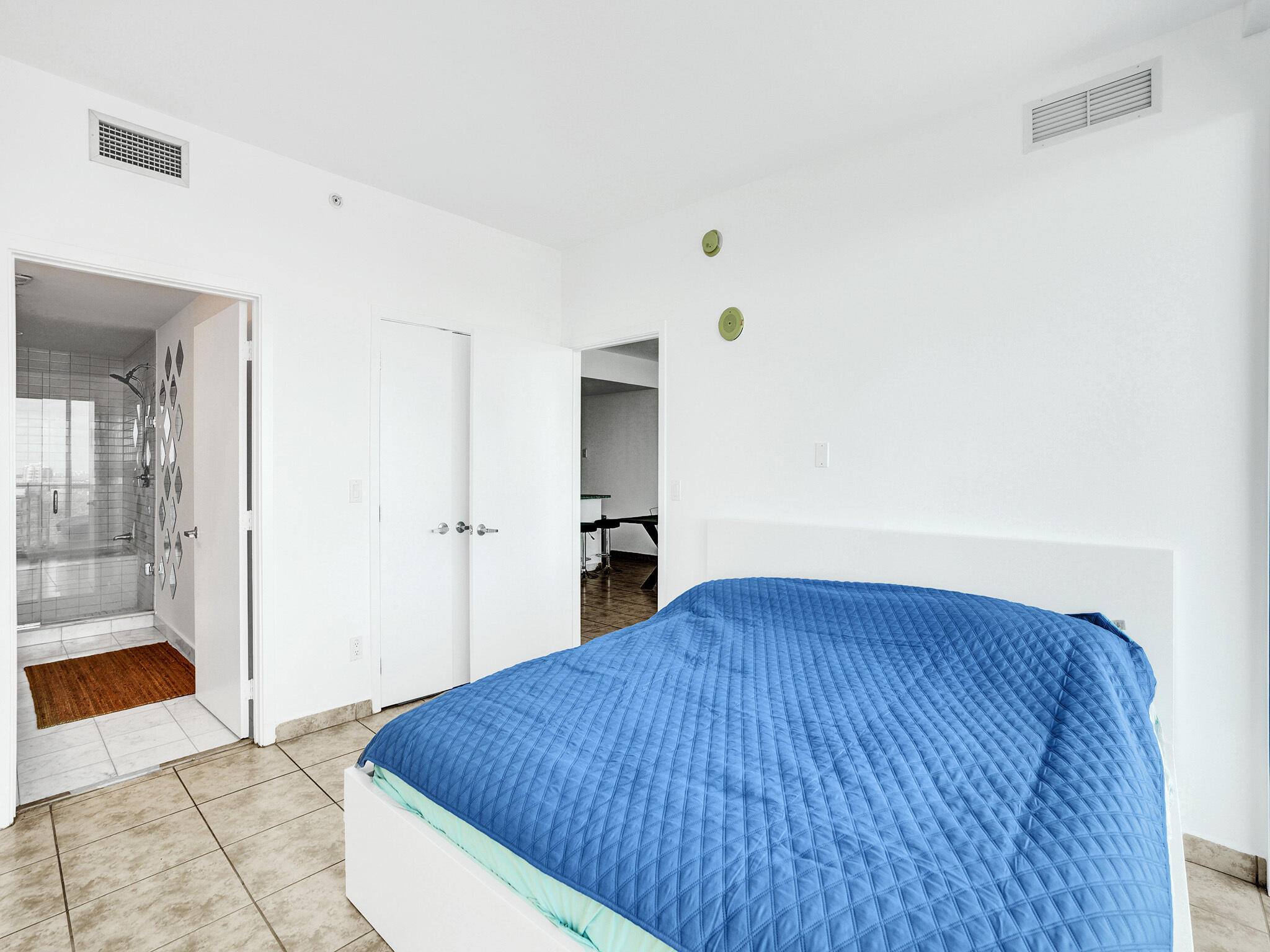 888 Biscayne Boulevard, Unit 811 Miami, FL 33132 - Photo 36 of 48 a bedroom with a bed and a view of living room