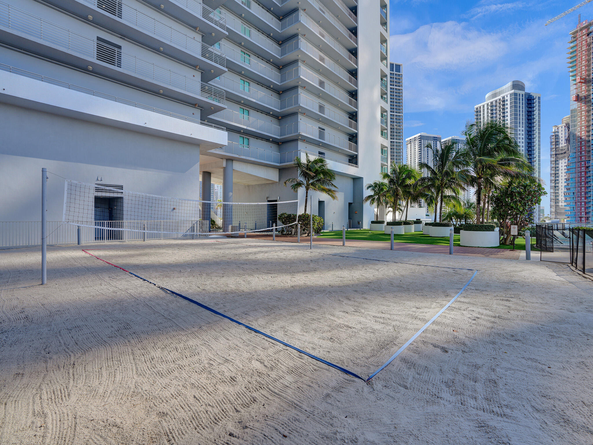 888 Biscayne Boulevard, Unit 811 Miami, FL 33132 - Photo 37 of 48 a view of street along with building