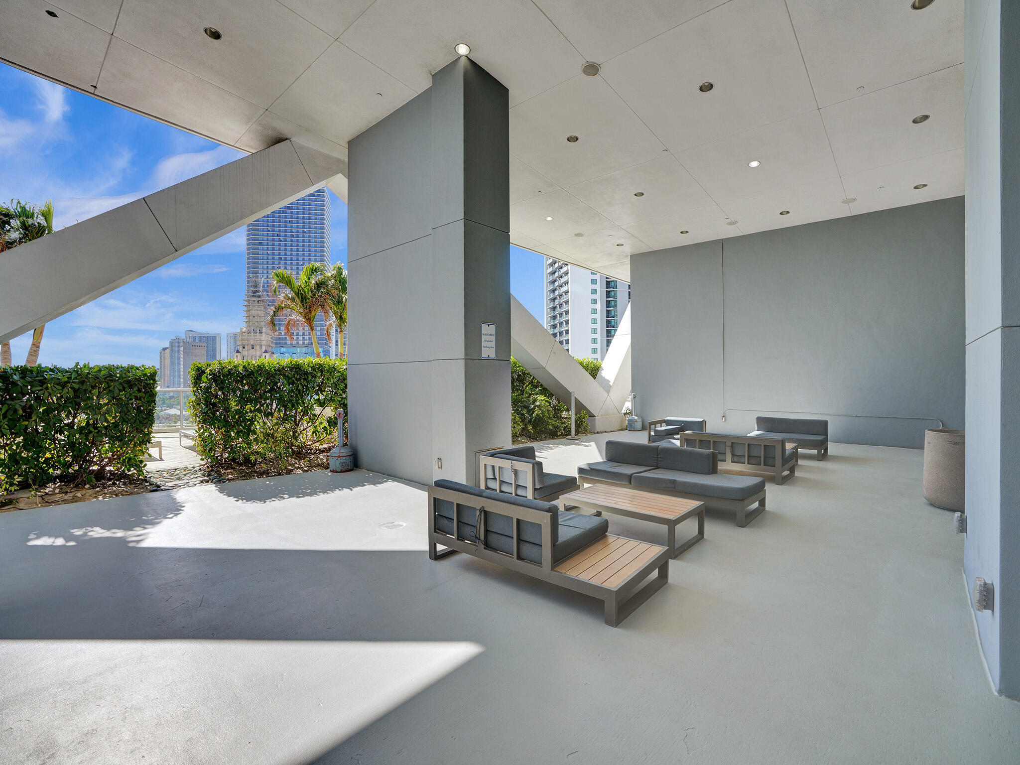 888 Biscayne Boulevard, Unit 811 Miami, FL 33132 - Photo 45 of 48 a living room with furniture and a potted plant