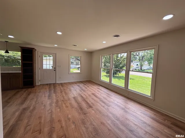 $214,900 | 208 Dorris Drive, Metropolis, IL 62960