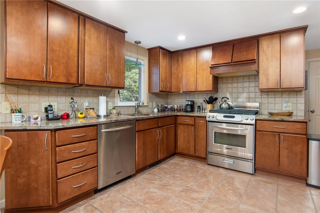 70 Timberline Road Warwick, RI 02886 - Photo 8 of 32