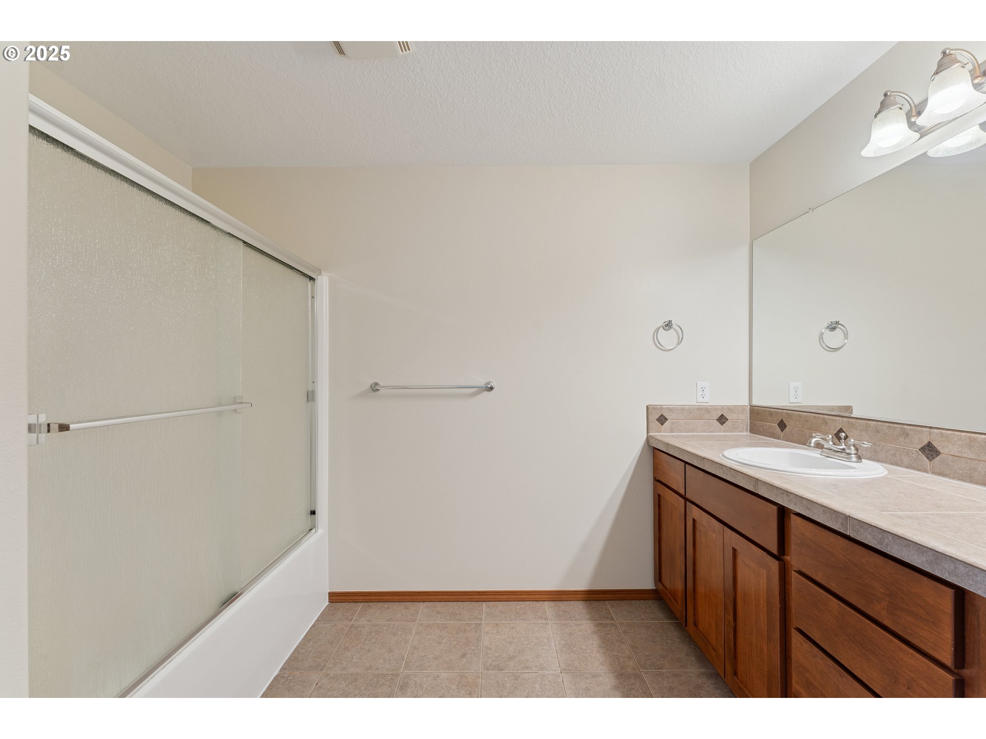 17209 Southeast Stephens Street Portland, OR 97233 - Photo 29 of 47 Owner's Suite Bathroom