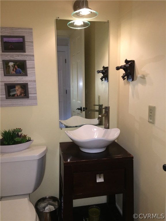 6007 Moss Creek Road Midlothian, VA 23112 - Photo 16 of 38 a bathroom with a toilet a sink and mirror