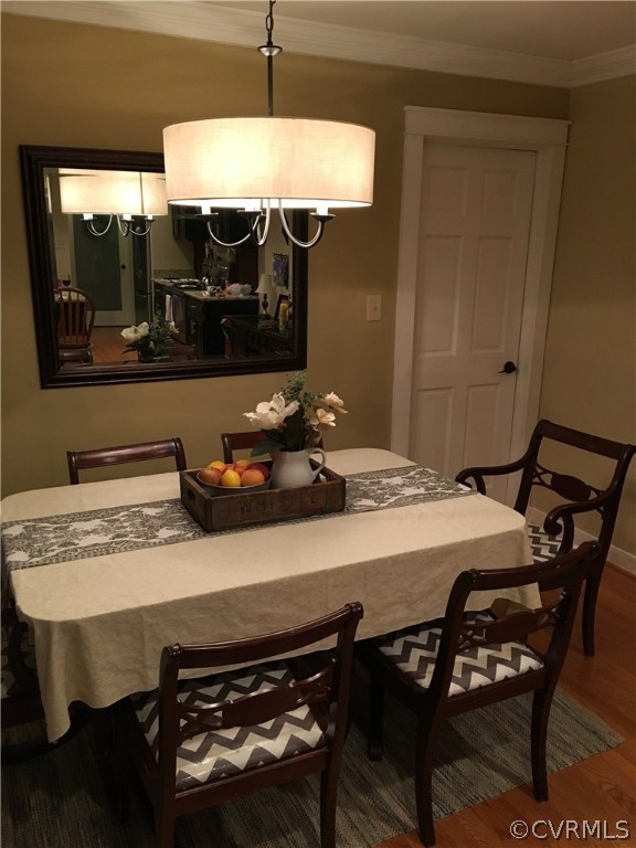 6007 Moss Creek Road Midlothian, VA 23112 - Photo 19 of 38 a table with chairs and a stove