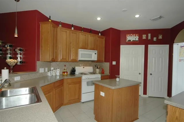 $2,375 | 13110 Rippling Creek Lane, Pearland, TX 77584