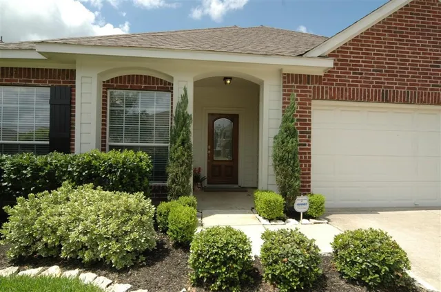 $2,375 | 13110 Rippling Creek Lane, Pearland, TX 77584