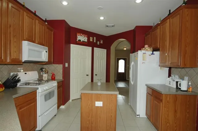 $2,375 | 13110 Rippling Creek Lane, Pearland, TX 77584