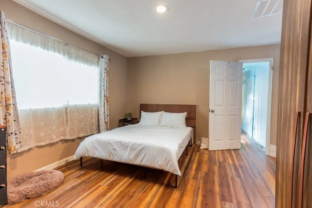 23500 The Old Road, Unit 35 Newhall, CA 91321 - Photo 15 of 43 a bedroom with a bed and a large window