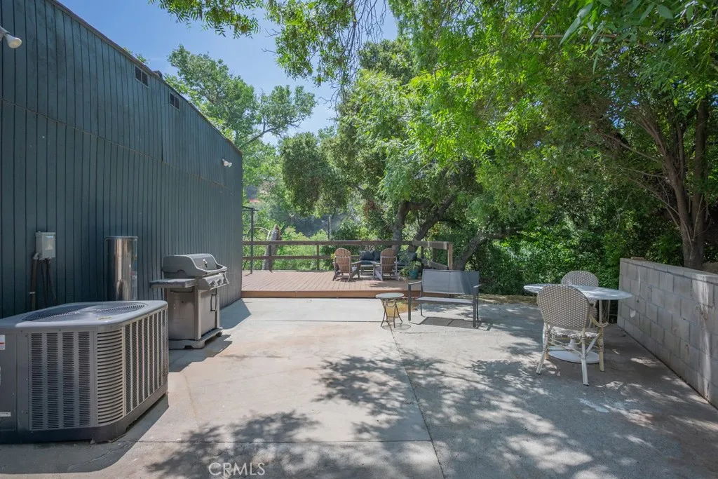 23500 The Old Road, Unit 35 Newhall, CA 91321 - Photo 39 of 43 a view of a patio with a table and chairs