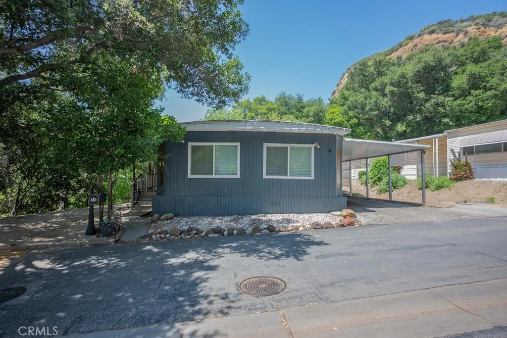 23500 The Old Road, Unit 35 Newhall, CA 91321 - Photo 43 of 43 a backyard of a house with seating space
