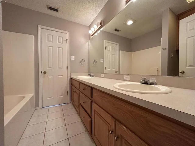 $1,600 | 101 Utica Avenue, Lubbock, TX 79416