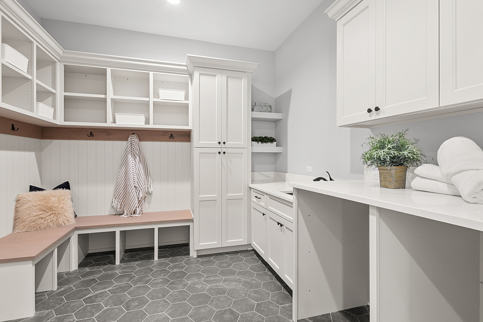 10940 German Church Road La Grange, IL 60525 - Photo 25 of 40 a room with a window and cabinet