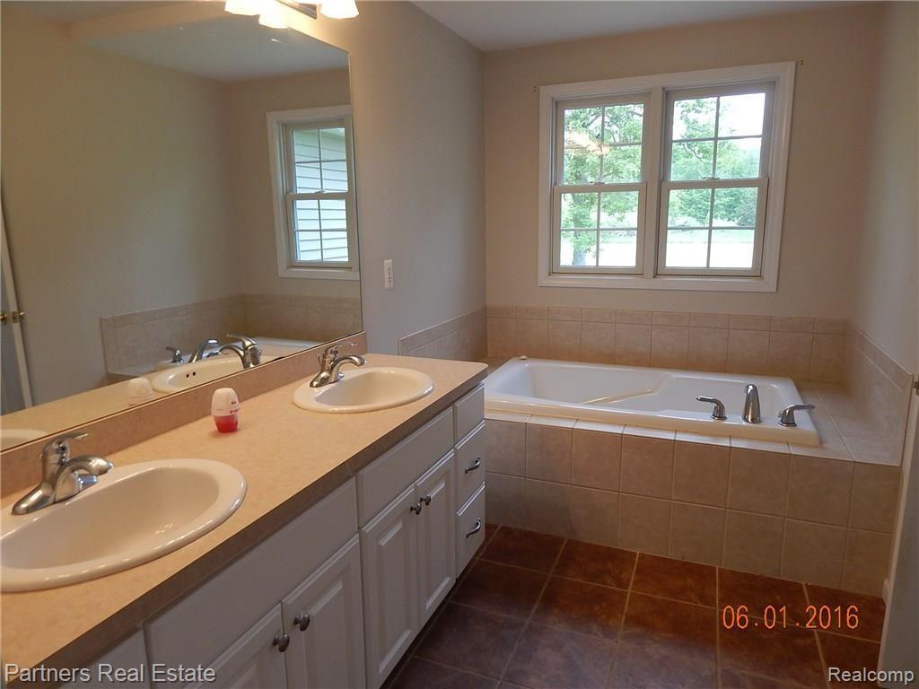 6627 Layton Road Fowlerville, MI 48836 - Photo 10 of 16 DSCN1468.JPG