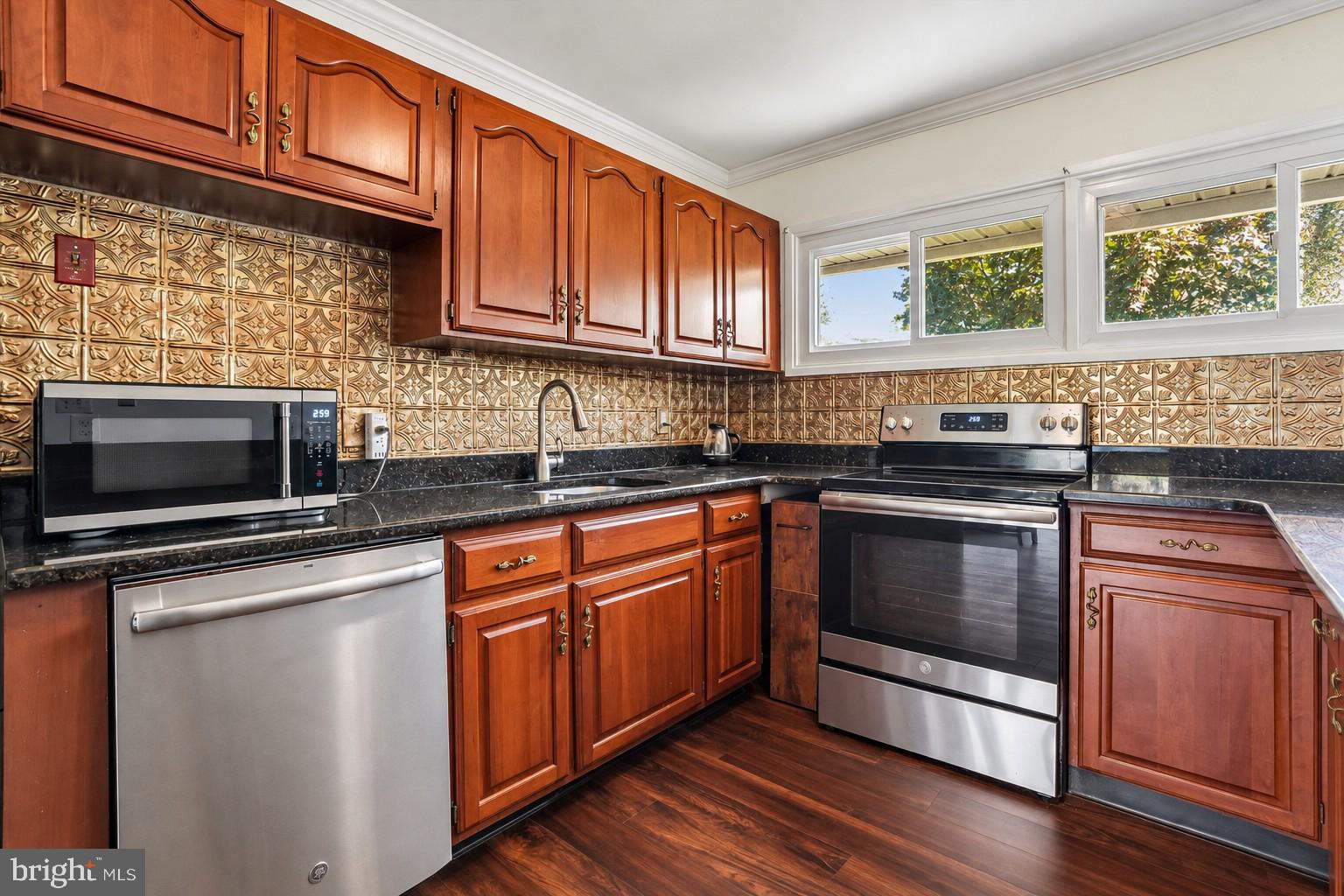 87 Wildflower Road Levittown, PA 19057 - Photo 10 of 24 Gallery Image 10