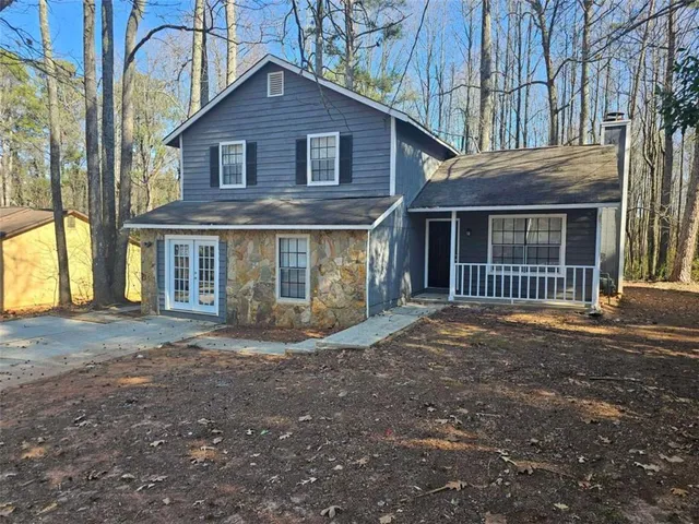a view of a house with a yard