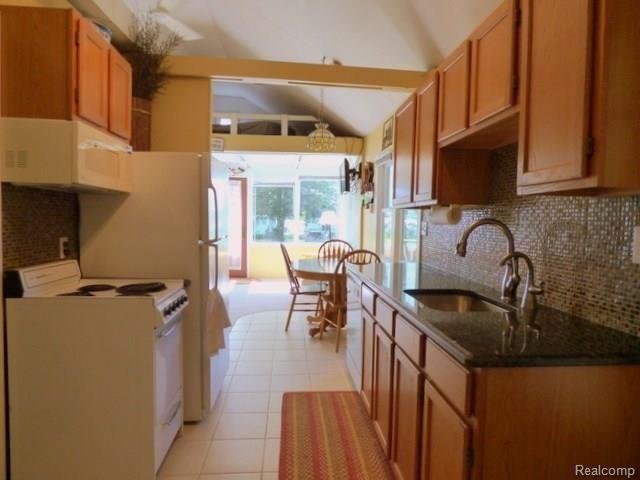 9647 Winston Road Pinckney, MI 48169 - Photo 3 of 15 3 KITCHEN.jpg