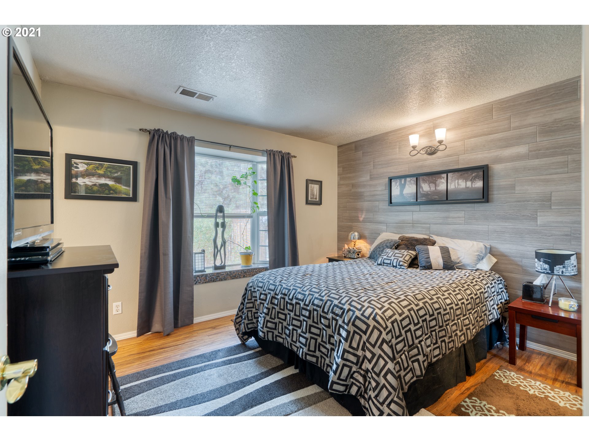 19382 Indian Summer Road Bend, OR 97702 - Photo 4 of 23 a bedroom with a bed and wooden floor