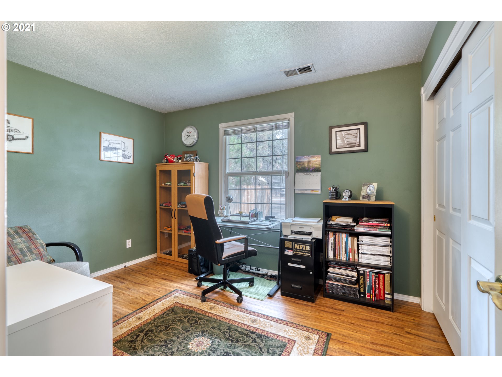 19382 Indian Summer Road Bend, OR 97702 - Photo 7 of 23 a workspace with furniture and a window
