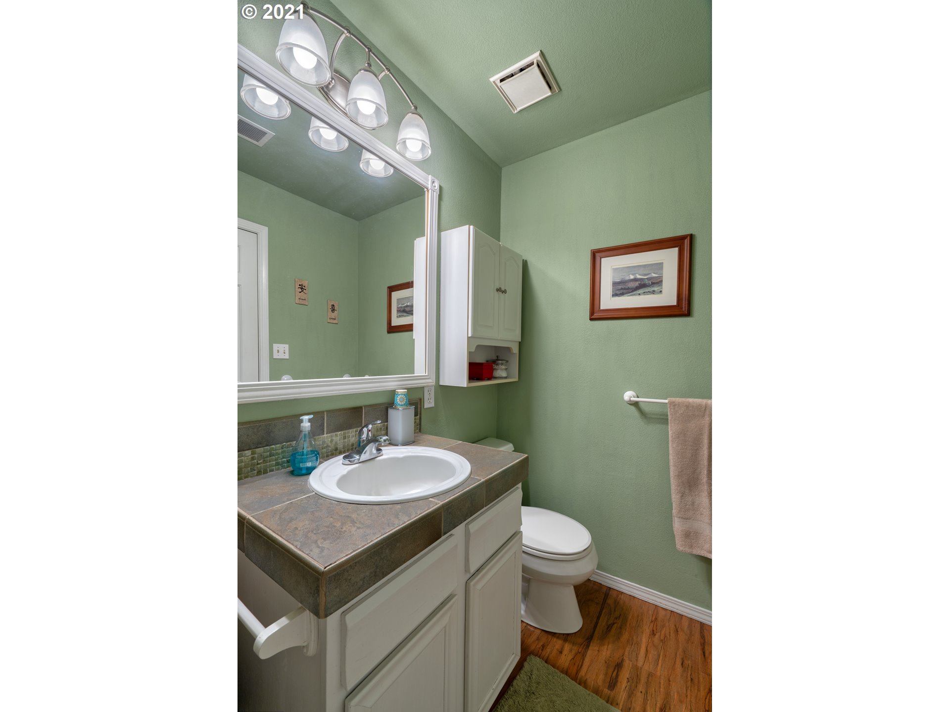 19382 Indian Summer Road Bend, OR 97702 - Photo 9 of 23 a bathroom with a sink and a mirror