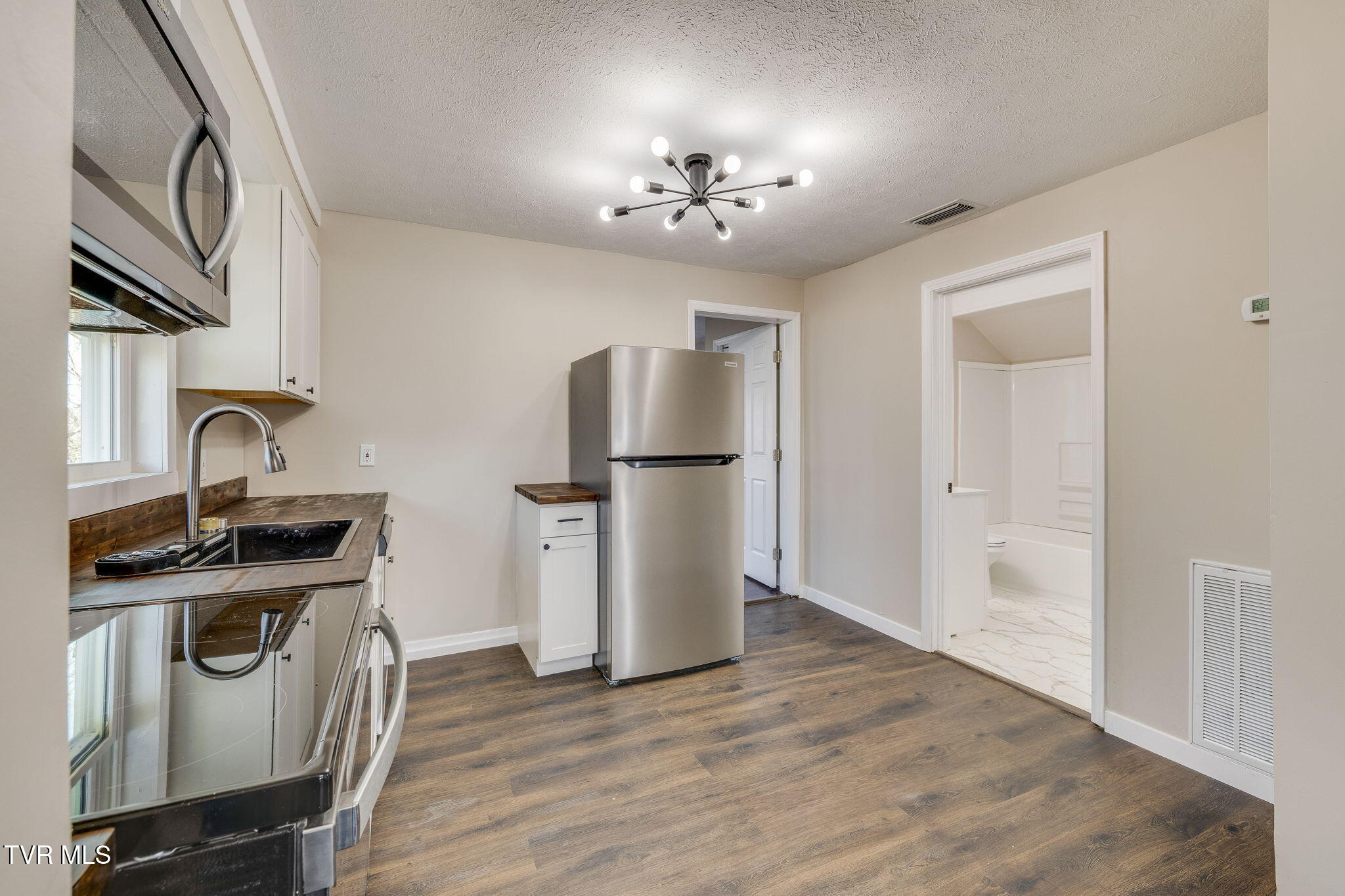 2404 Overlook Road Kingsport, TN 37664 - Photo 12 of 26 011