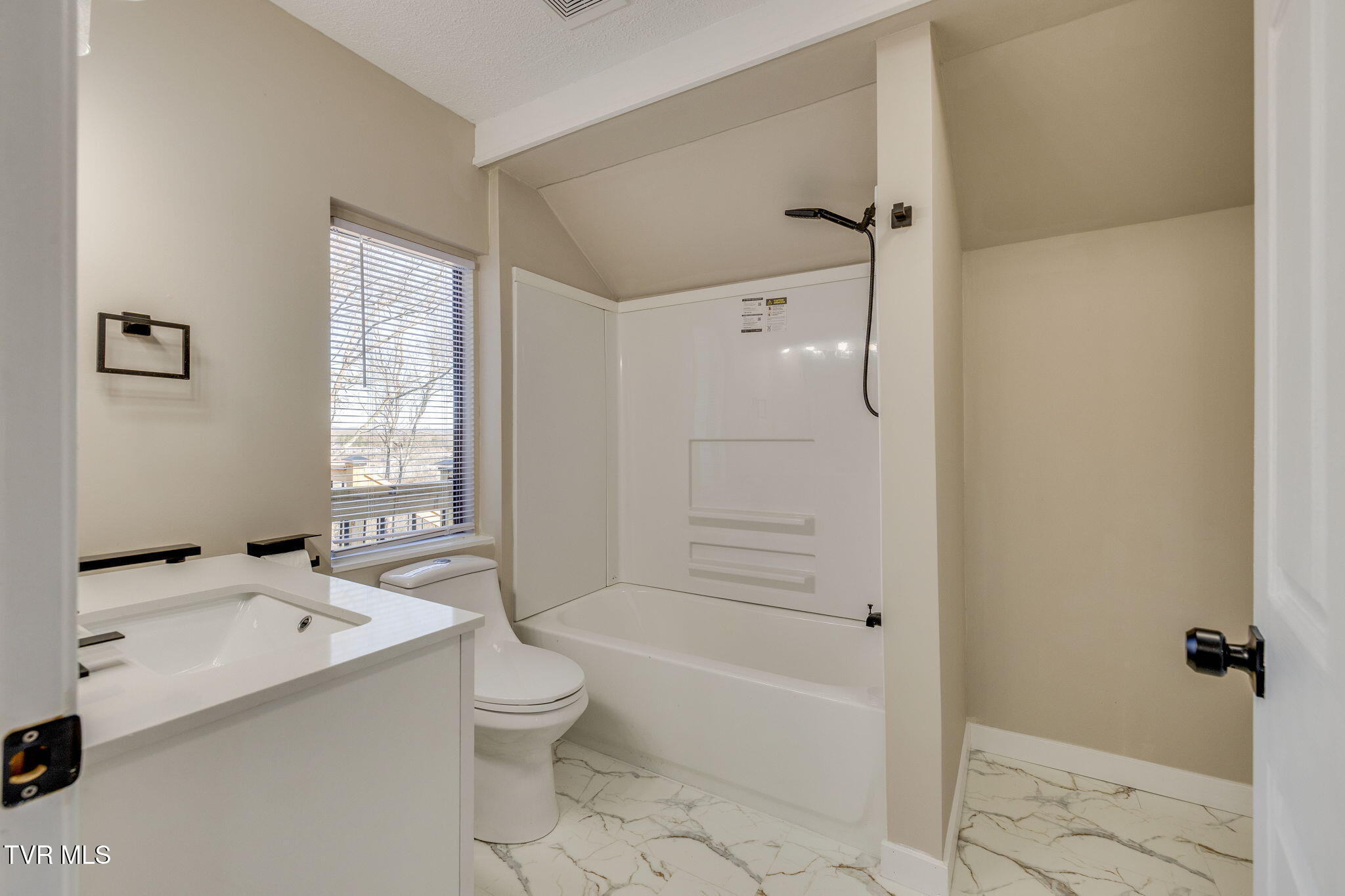 2404 Overlook Road Kingsport, TN 37664 - Photo 17 of 26 016