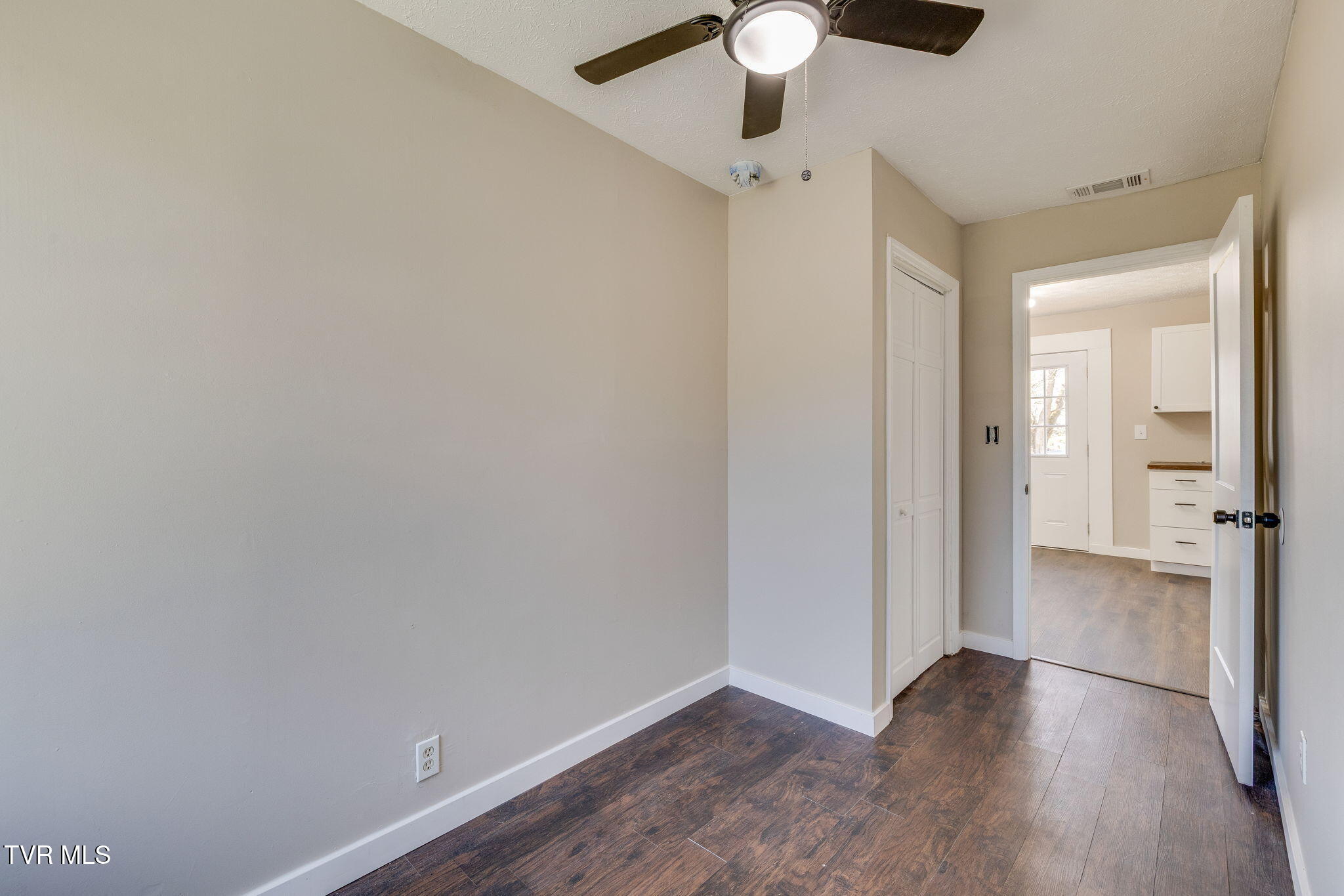 2404 Overlook Road Kingsport, TN 37664 - Photo 23 of 26 022