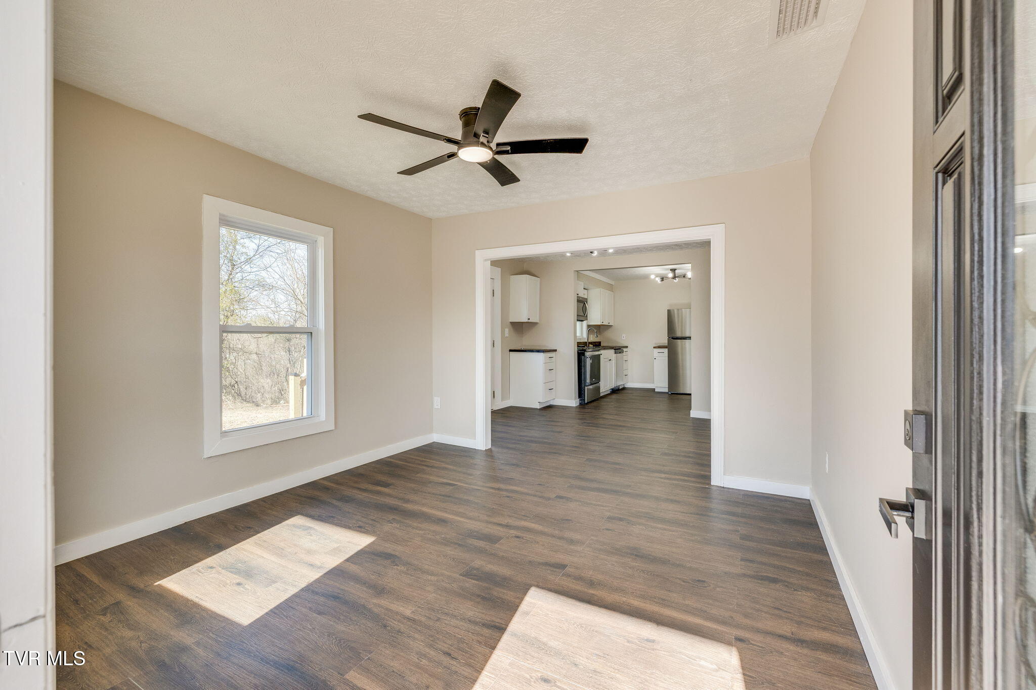 2404 Overlook Road Kingsport, TN 37664 - Photo 5 of 26 004