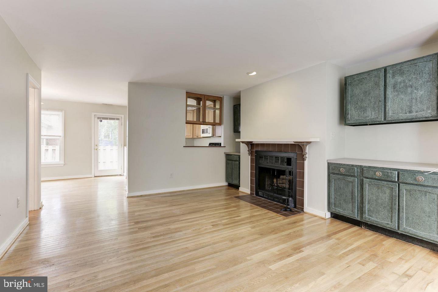 1759 North Cliff Street Alexandria, VA 22301 - Photo 5 of 28 Living Room with fpl