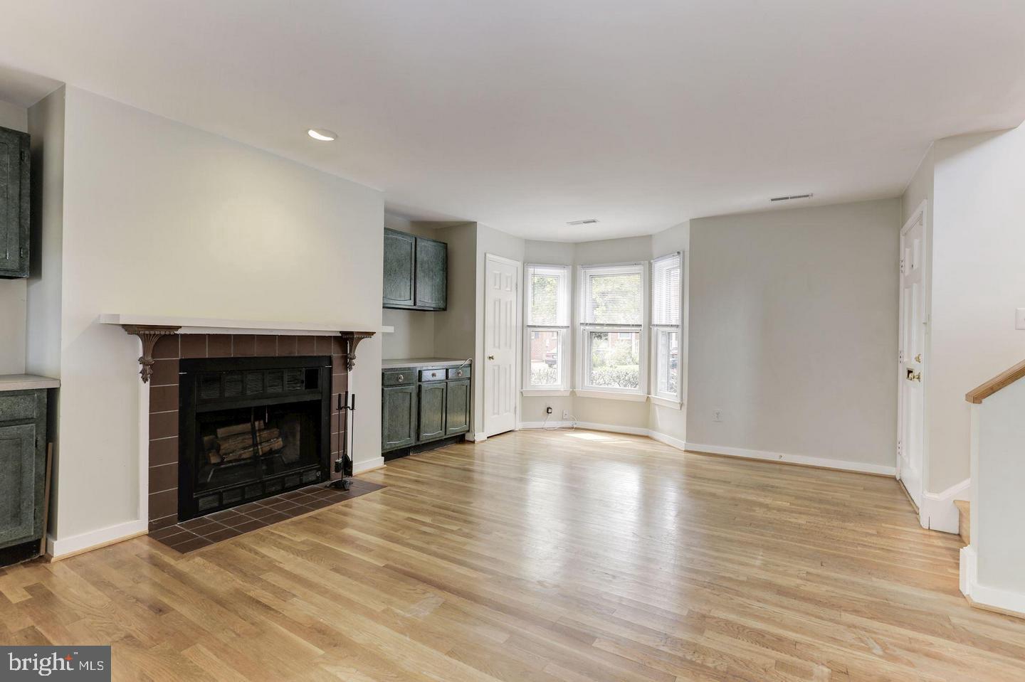 1759 North Cliff Street Alexandria, VA 22301 - Photo 7 of 28 Wood Burning fpl