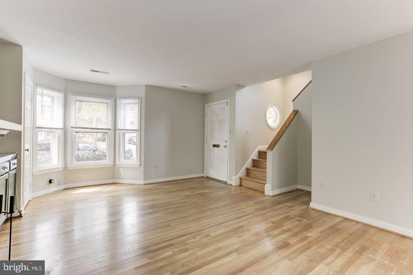 1759 North Cliff Street Alexandria, VA 22301 - Photo 8 of 28 Front Bay windw