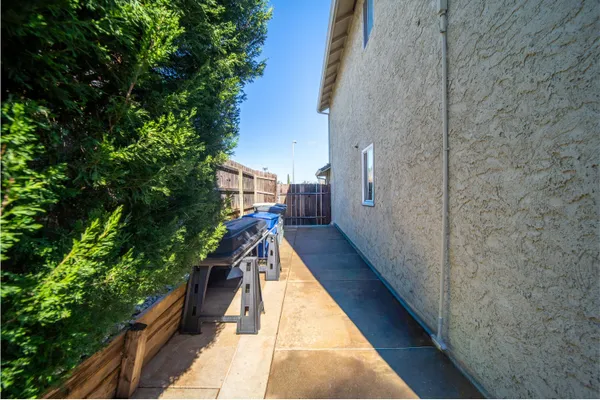 $425,000 | 707 Alamine Drive, Redding, CA 96003