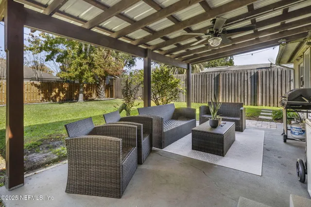 a view of a back yard