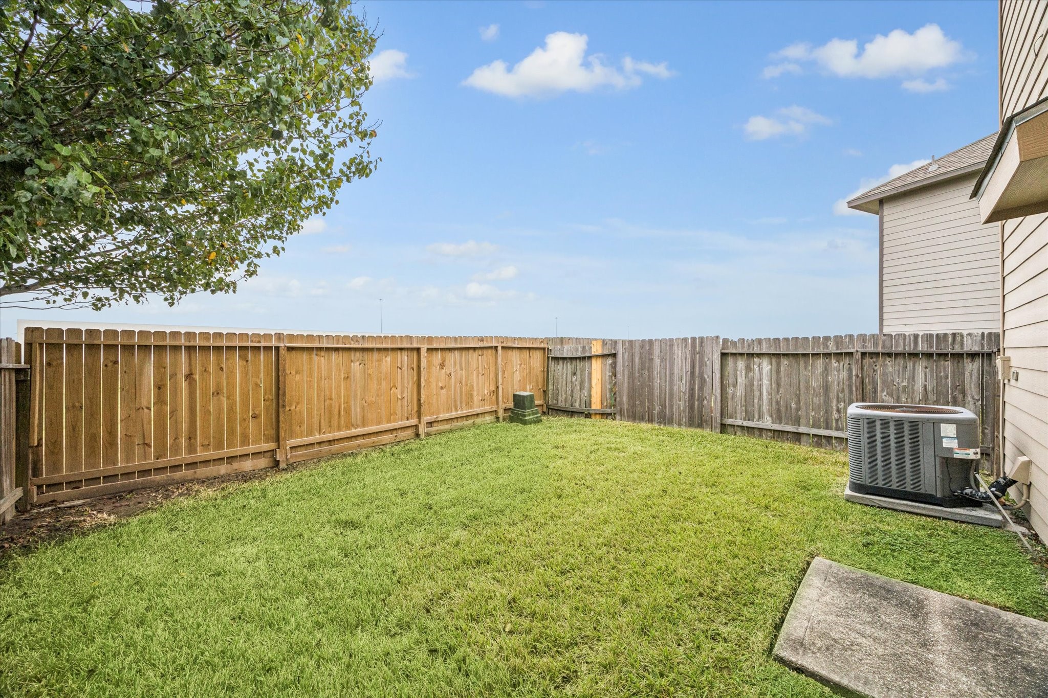 3206 Pearl Bluff Lane Houston, TX 77047 - Photo 19 of 20 a view of a backyard with barn