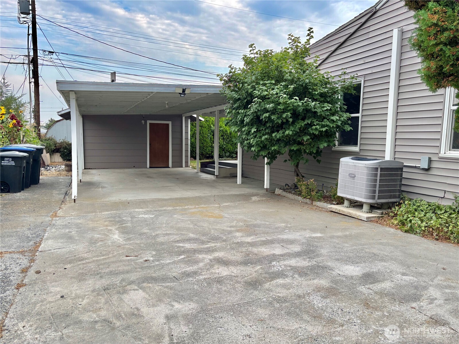 2207 West Spruce Street Moses Lake, WA 98837 - Photo 2 of 18 a view of a house with a yard and garage