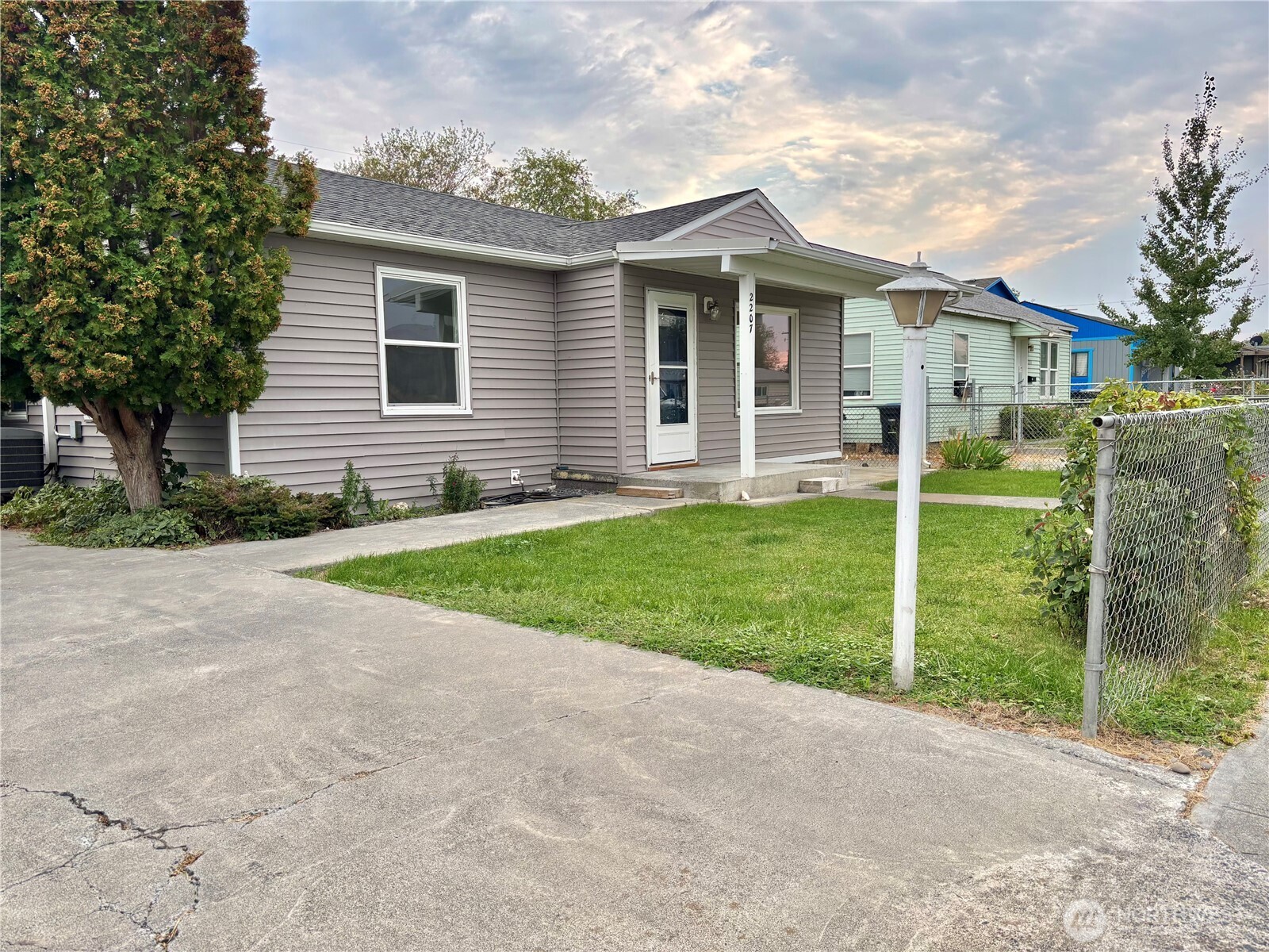 2207 West Spruce Street Moses Lake, WA 98837 - Photo 6 of 18 a front view of house with yard and green space
