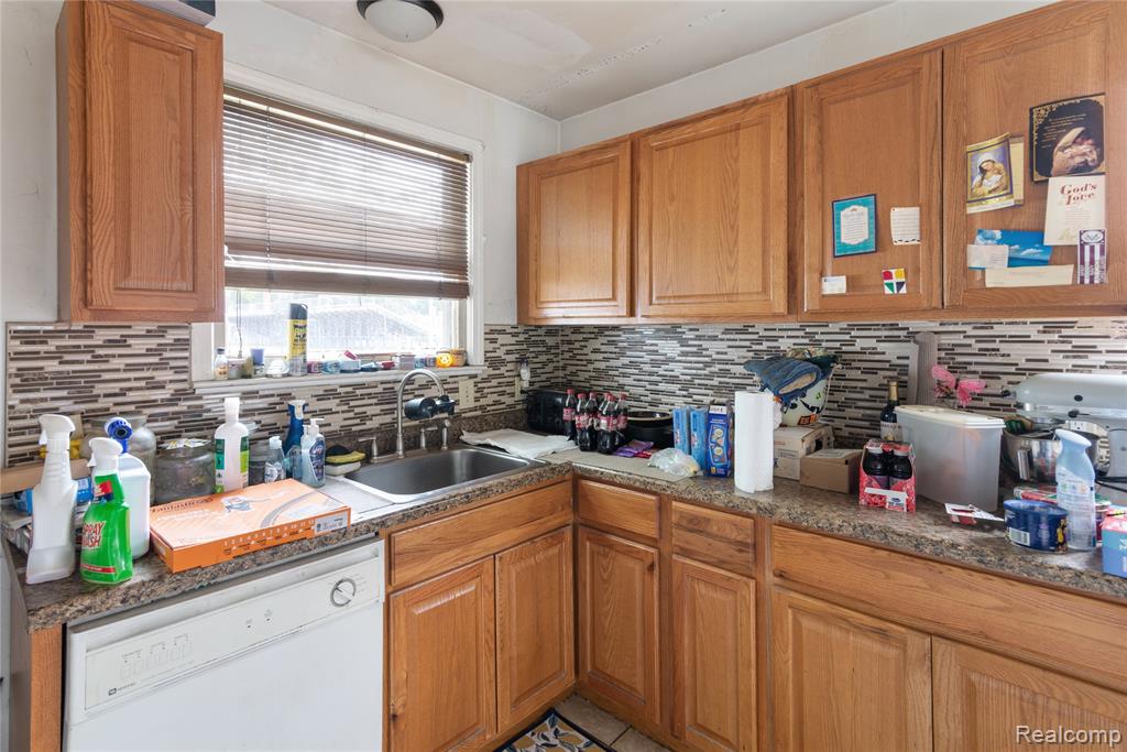 15975 Kinloch Redford, MI 48239 - Photo 4 of 13