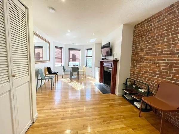 $3,600 | 73 Gainsborough Street, Unit 201, Boston, MA 02115
