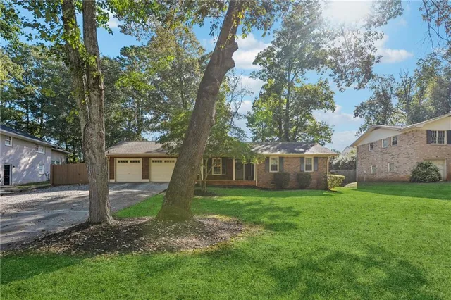 a view of a house with a yard